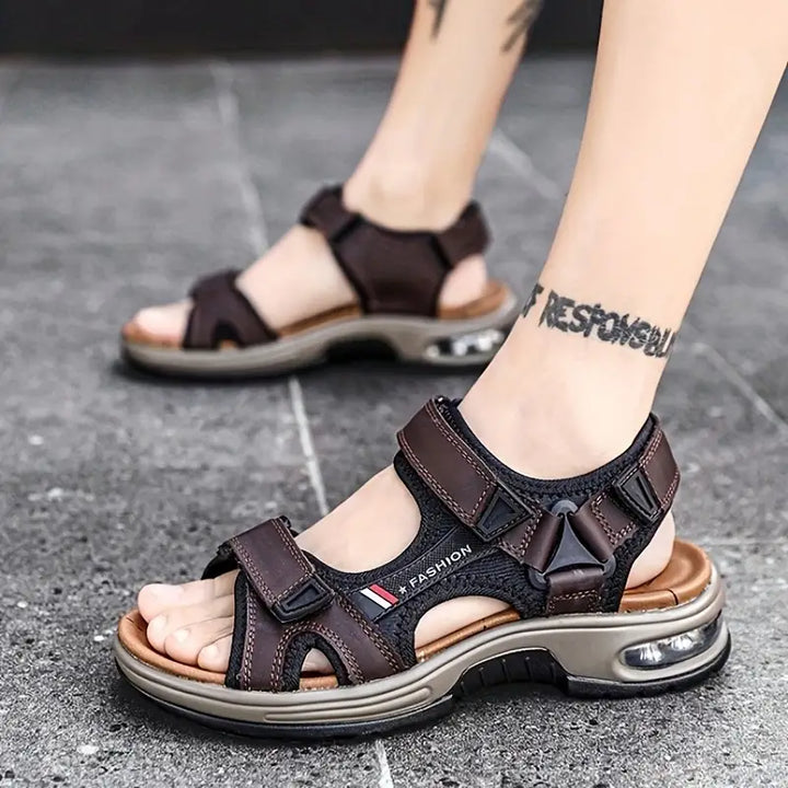 "Sandales orthopédiques pour femmes, confortables et élégantes, couleur marron clair, style moderne et support ergonomique."
