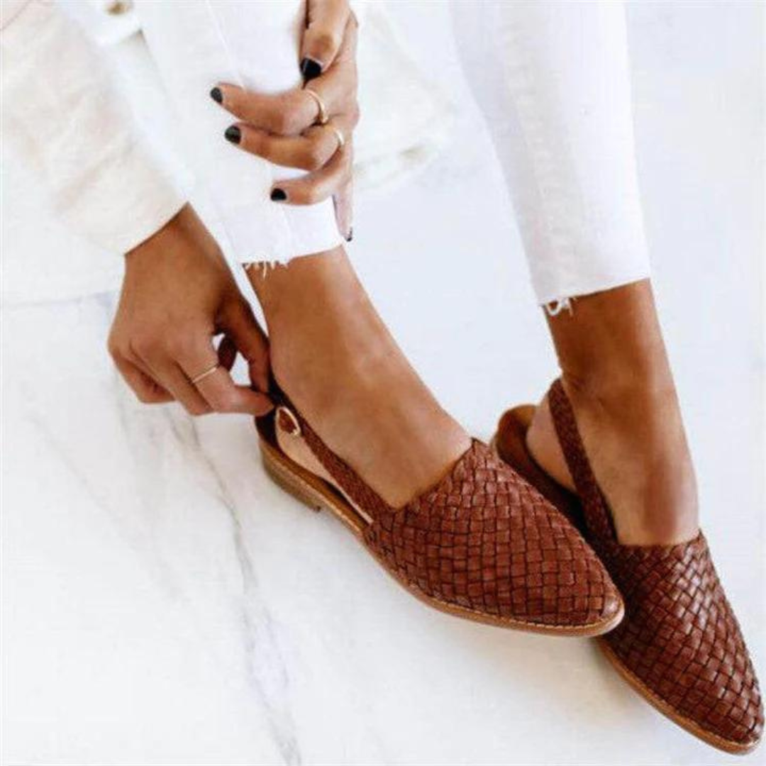 "Sandales plates tressées camel en similicuir, design élégant et confortable pour un style estival décontracté."