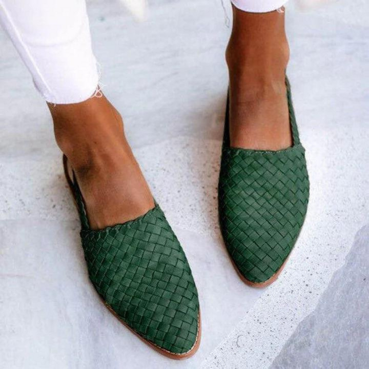 "Sandales plates tressées camel en similicuir, design élégant et confortable pour un style estival décontracté."