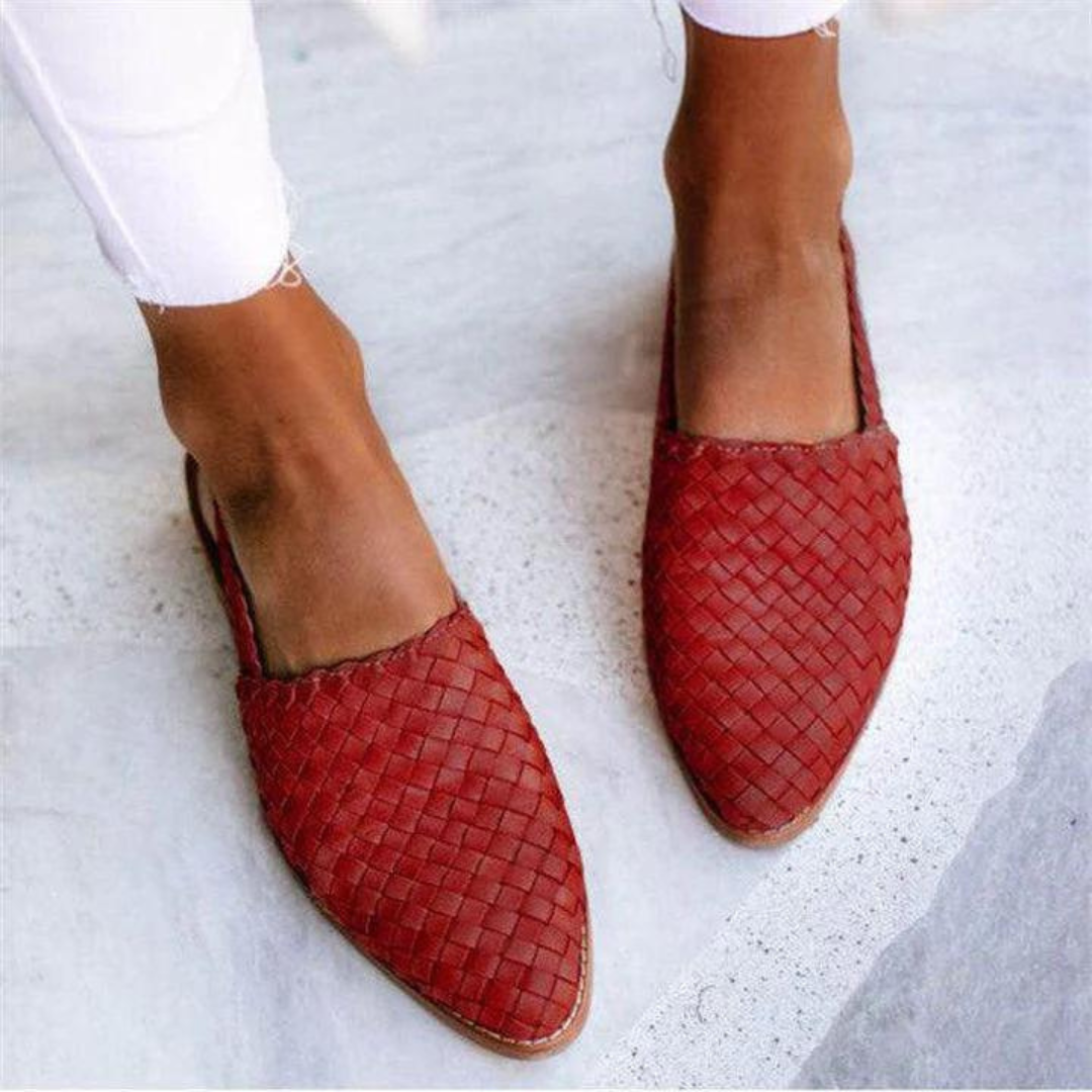 "Sandales plates tressées camel en similicuir, design élégant et confortable pour un style estival décontracté."