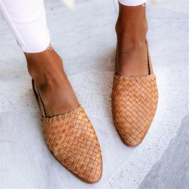 "Sandales plates tressées camel en similicuir, design élégant et confortable pour un style estival décontracté."