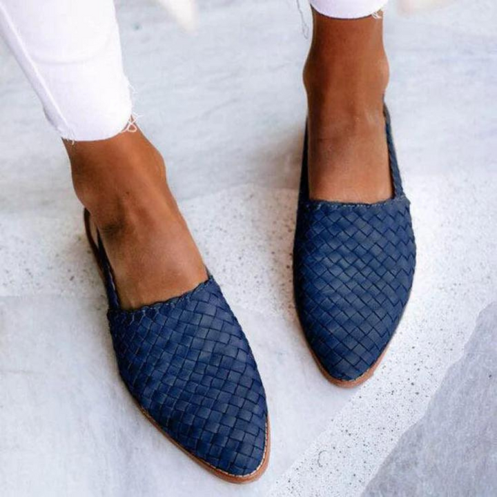 "Sandales plates tressées camel en similicuir, design élégant et confortable pour un style estival décontracté."