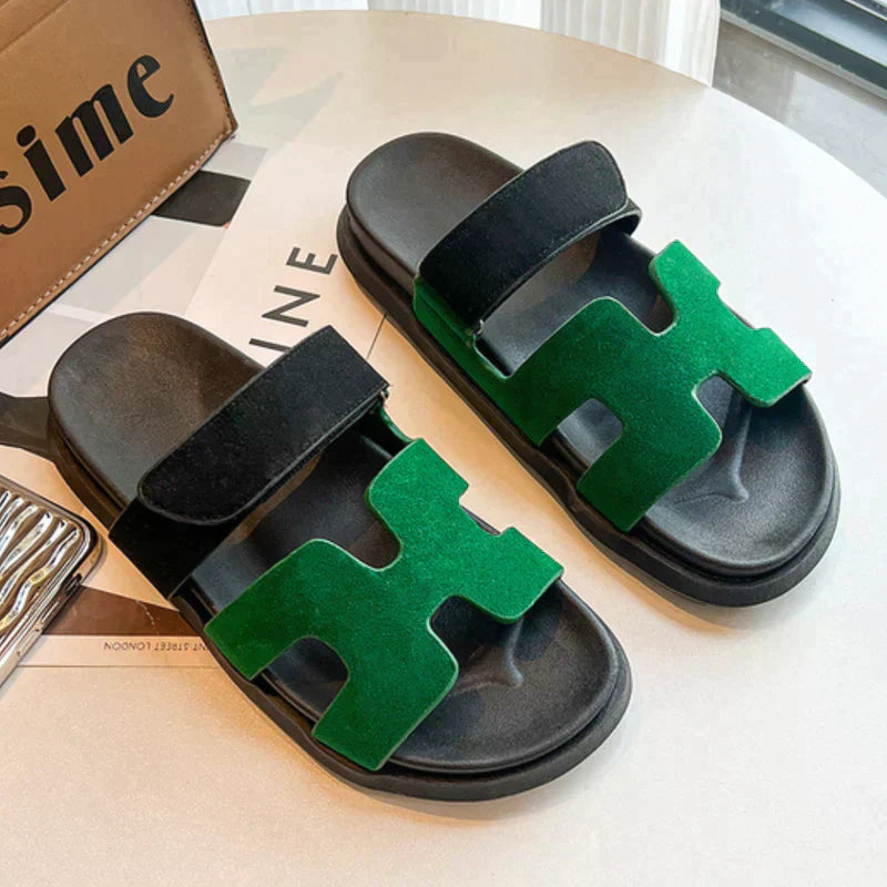 "Sandales pour femmes, design minimaliste chic, semelles coussinées, lanières douces, parfaites pour l'été élégant."