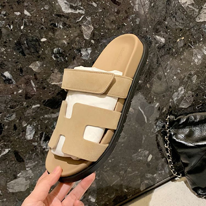 "Sandales pour femmes, design minimaliste chic, semelles coussinées, lanières douces, parfaites pour l'été élégant."