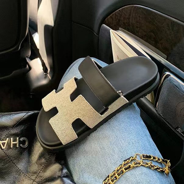 "Sandales pour femmes, design minimaliste chic, semelles coussinées, lanières douces, parfaites pour l'été élégant."