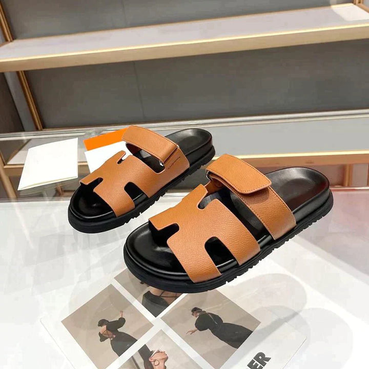 "Sandales pour femmes, design minimaliste chic, semelles coussinées, lanières douces, parfaites pour l'été élégant."