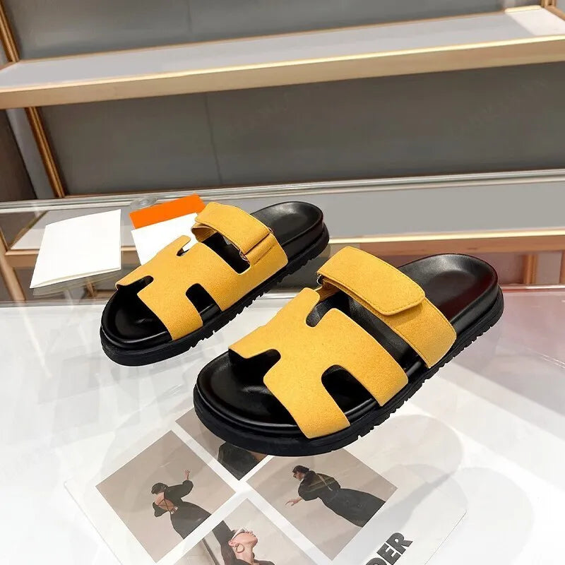 "Sandales pour femmes, design minimaliste chic, semelles coussinées, lanières douces, parfaites pour l'été élégant."