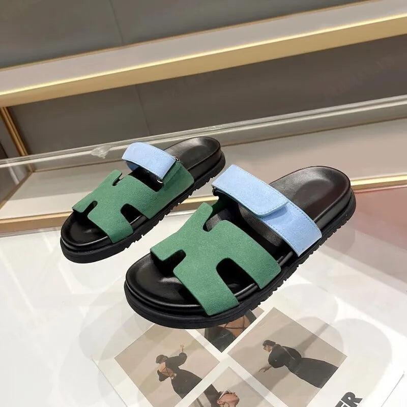 "Sandales pour femmes, design minimaliste chic, semelles coussinées, lanières douces, parfaites pour l'été élégant."