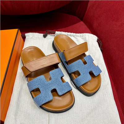 "Sandales pour femmes, design minimaliste chic, semelles coussinées, lanières douces, parfaites pour l'été élégant."