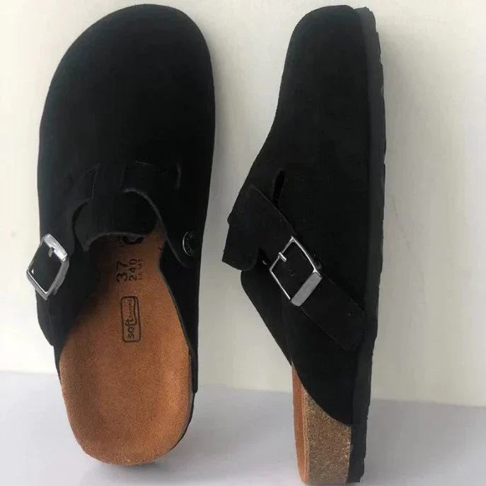 "Sandales unisexes élégantes en cuir beige sur fond de bois, style moderne et confort optimal."