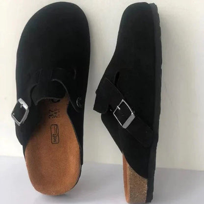 "Sandales unisexes élégantes en cuir beige sur fond de bois, style moderne et confort optimal."