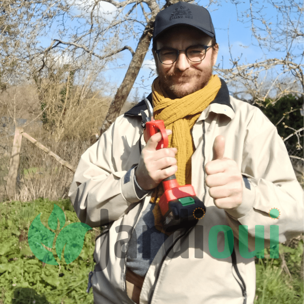 "Sécateur électrique sans fil avec lame en acier, ergonomique, batterie incluse pour jardinage efficace et sans effort."