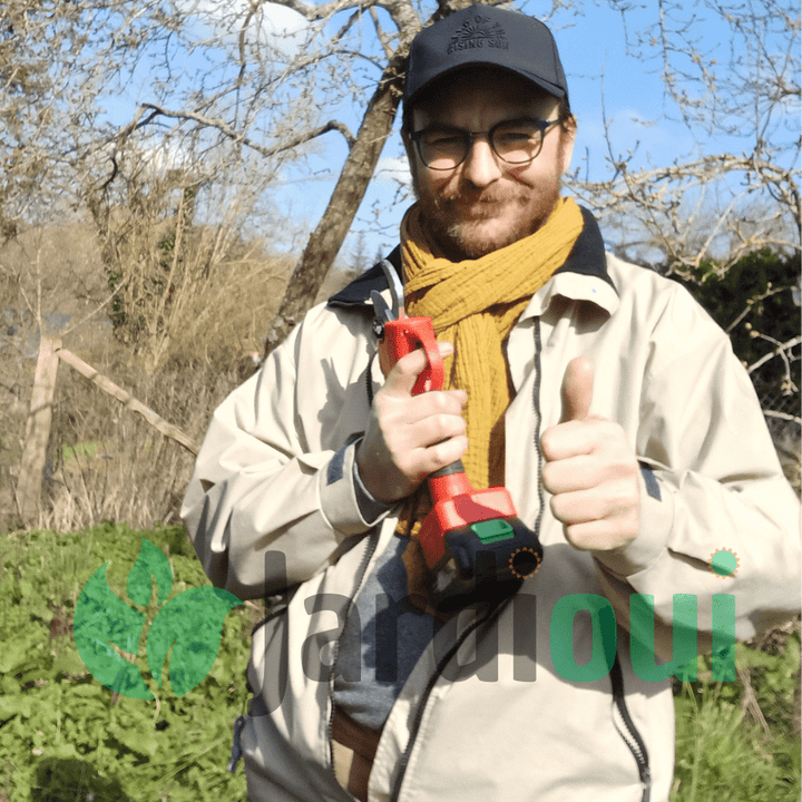 "Sécateur électrique sans fil avec lame en acier, ergonomique, batterie incluse pour jardinage efficace et sans effort."