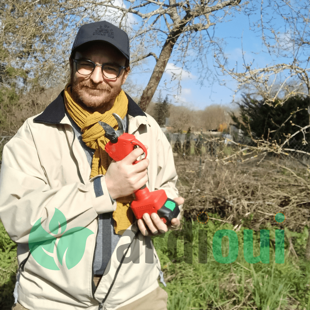 "Sécateur électrique sans fil avec lame en acier, ergonomique, batterie incluse pour jardinage efficace et sans effort."