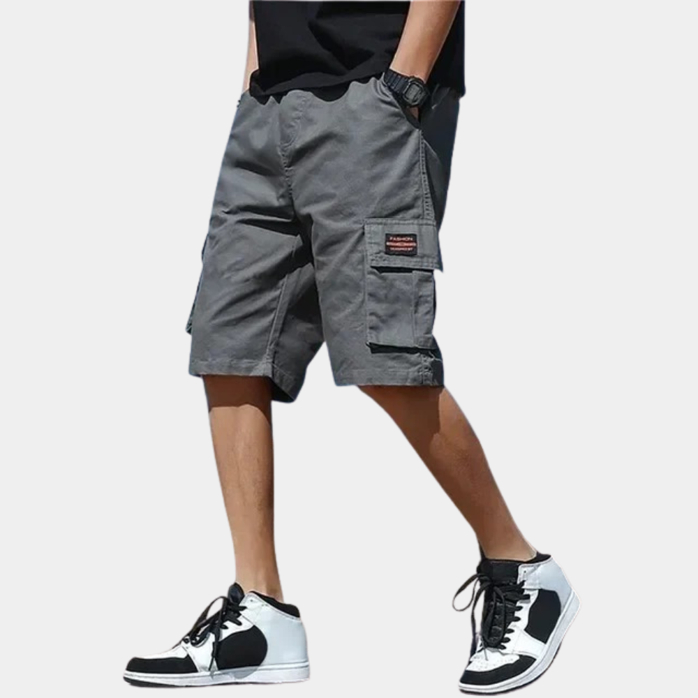 "Short cargo homme Derick gris avec poches spacieuses, design robuste et coupe moderne pour confort et style décontracté."