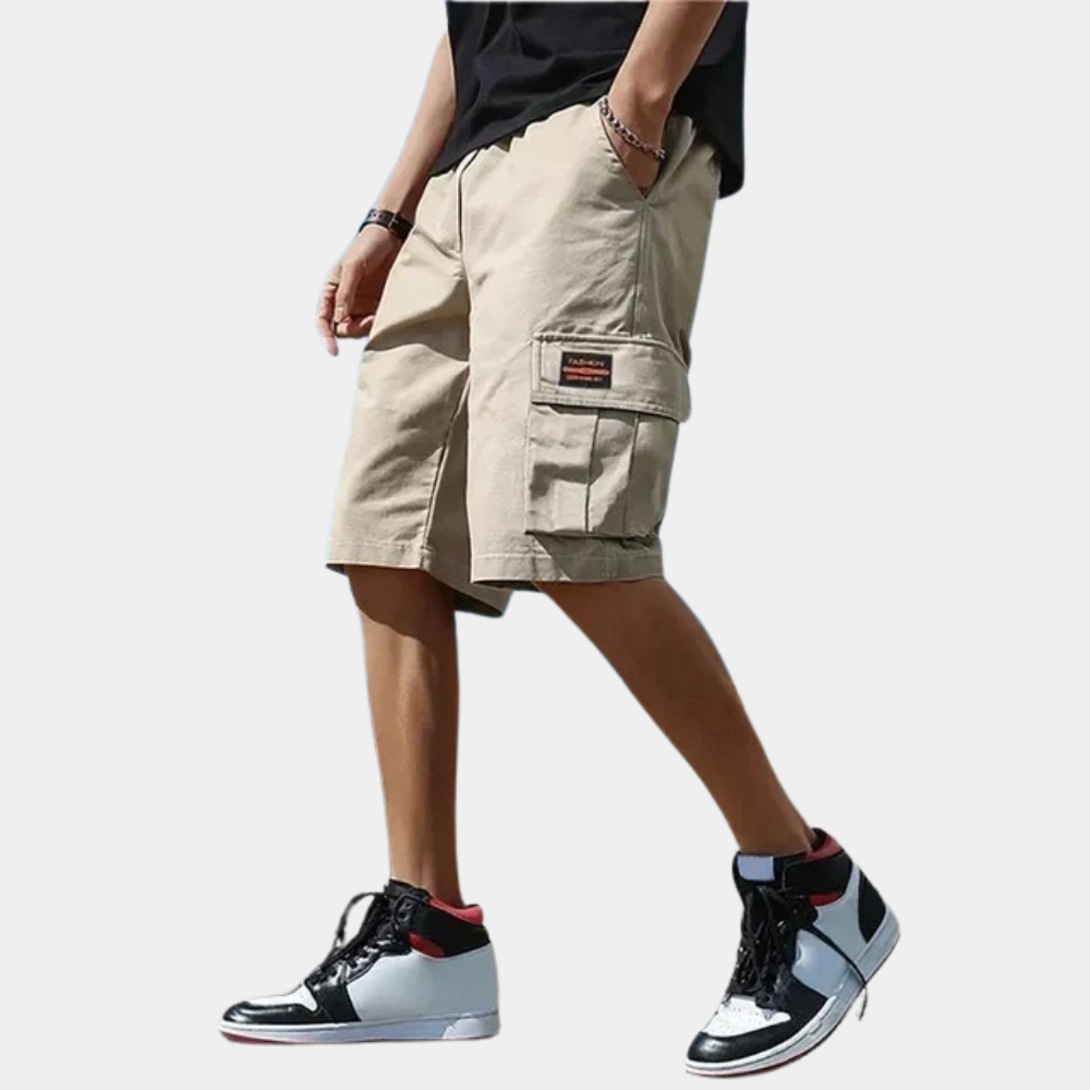"Short cargo homme Derick gris avec poches spacieuses, design robuste et coupe moderne pour confort et style décontracté."