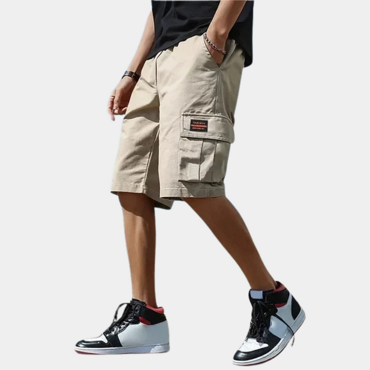 "Short cargo homme Derick gris avec poches spacieuses, design robuste et coupe moderne pour confort et style décontracté."