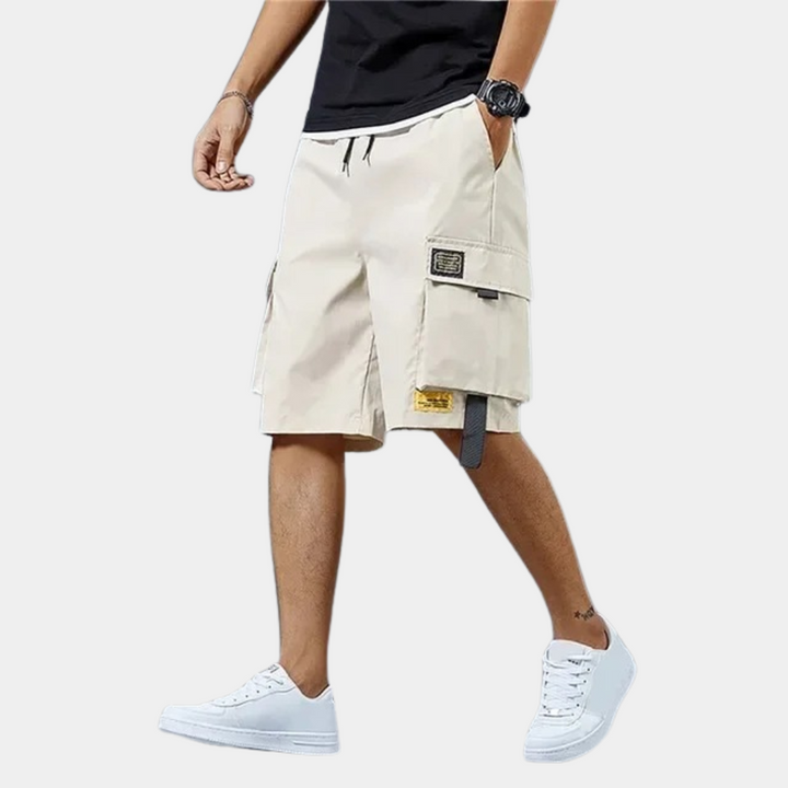 "Short cargo homme Derick gris avec poches spacieuses, design robuste et coupe moderne pour confort et style décontracté."