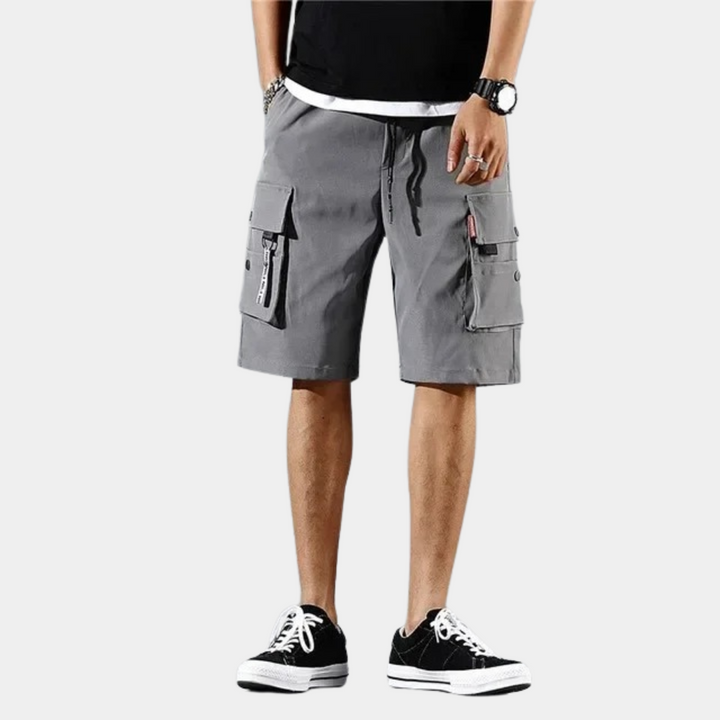 "Short cargo homme Derick gris avec poches spacieuses, design robuste et coupe moderne pour confort et style décontracté."