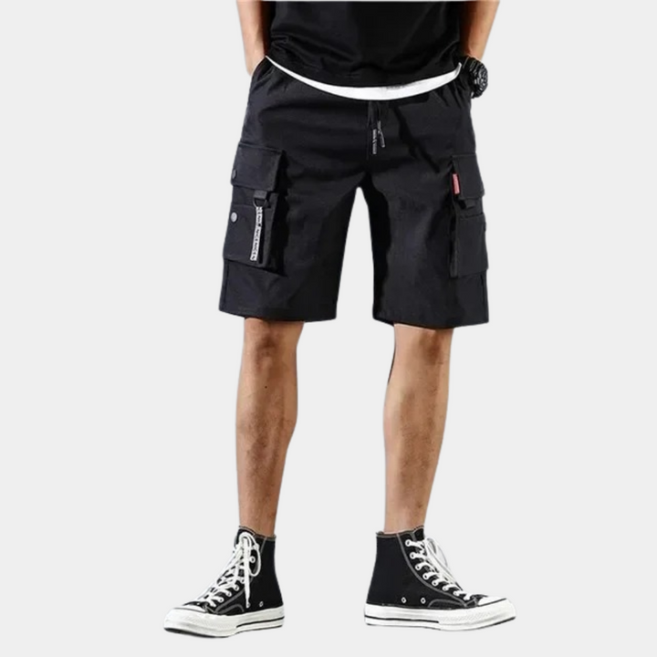 "Short cargo homme Derick gris avec poches spacieuses, design robuste et coupe moderne pour confort et style décontracté."