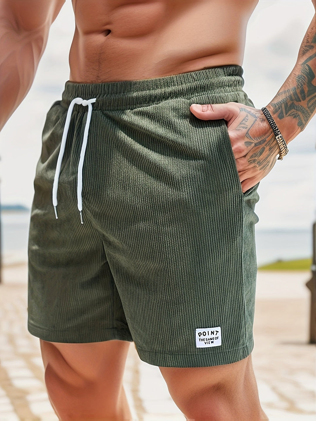 Short casual en corduroy homme, couleur beige, texture côtelée, design estival idéal pour les journées chaudes.