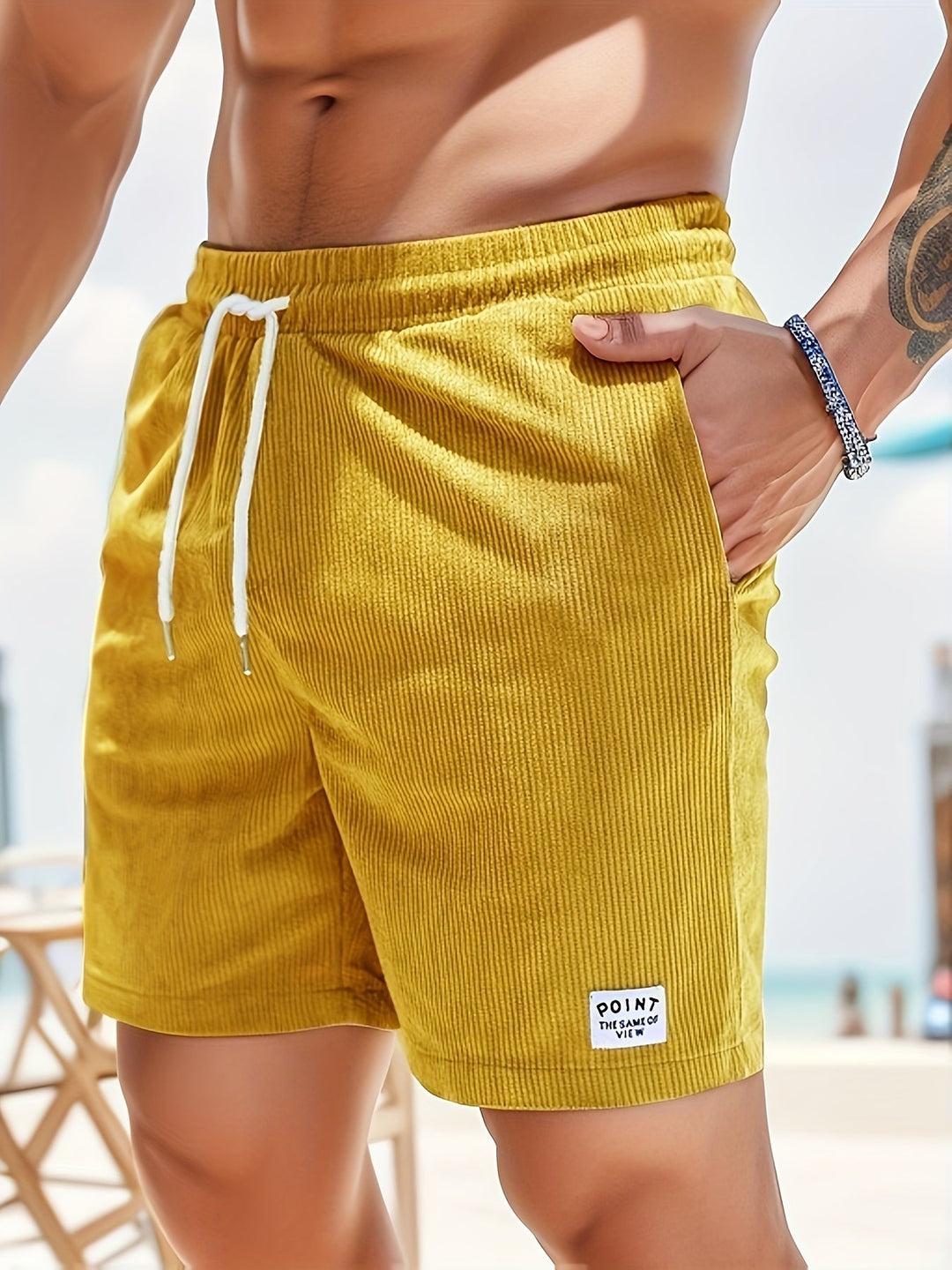 Short casual en corduroy homme, couleur beige, texture côtelée, design estival idéal pour les journées chaudes.