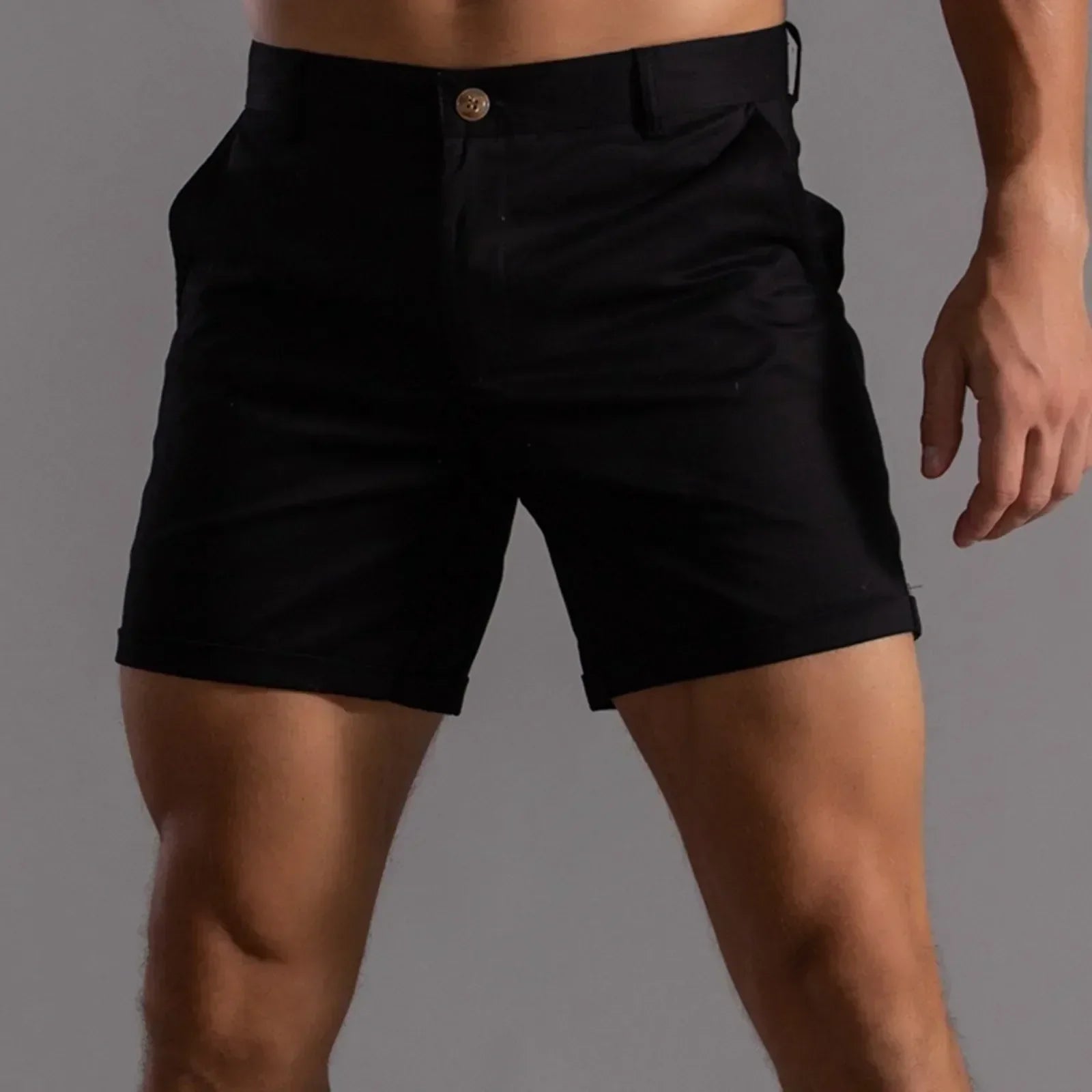 "Short chino été homme élégant beige, poches pratiques, design classique, confort moderne pour style décontracté."