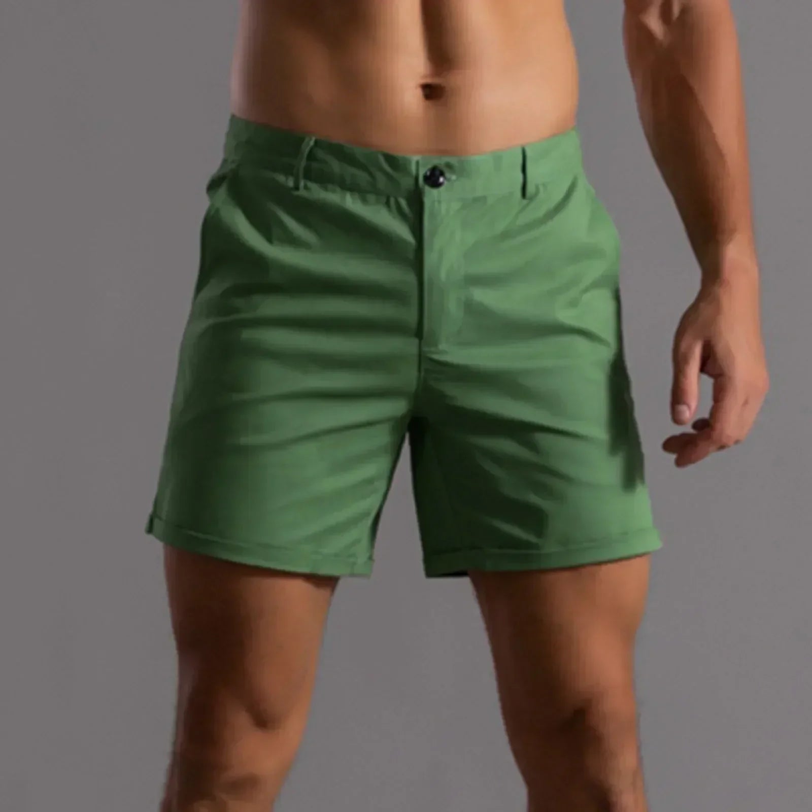 "Short chino été homme élégant beige, poches pratiques, design classique, confort moderne pour style décontracté."