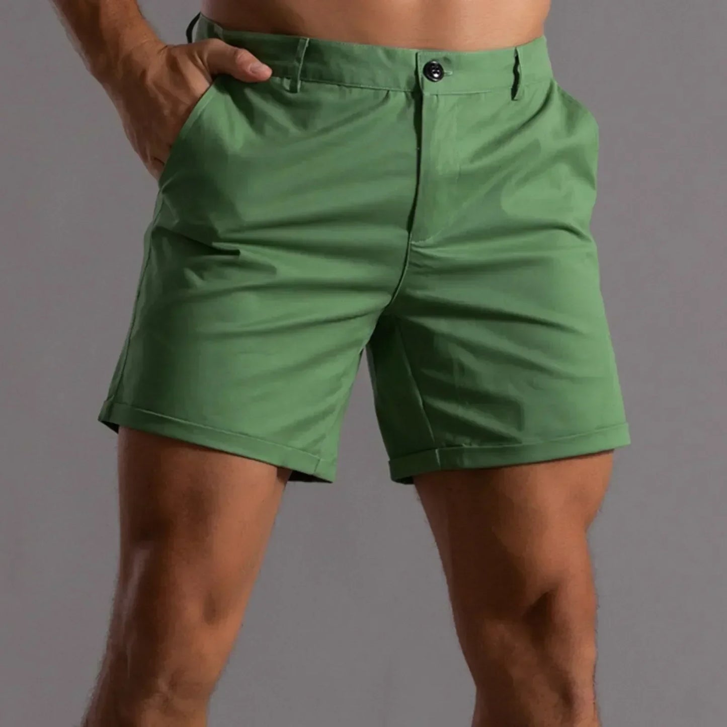 "Short chino été homme élégant beige, poches pratiques, design classique, confort moderne pour style décontracté."