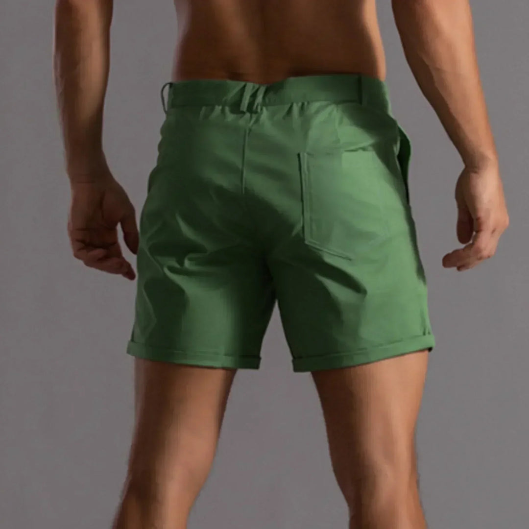 "Short chino été homme élégant beige, poches pratiques, design classique, confort moderne pour style décontracté."