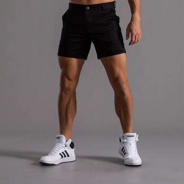 Short chino homme kaki, coupe mi-longue élégante, 100% coton, parfait pour un style décontracté et confortable en été.