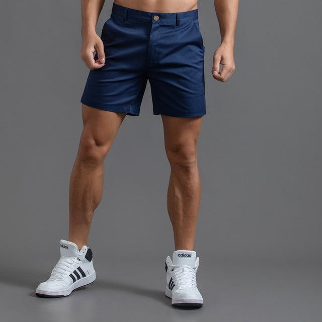 Short chino homme kaki, coupe mi-longue élégante, 100% coton, parfait pour un style décontracté et confortable en été.