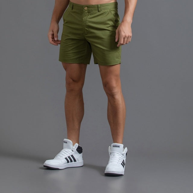 Short chino homme kaki, coupe mi-longue élégante, 100% coton, parfait pour un style décontracté et confortable en été.