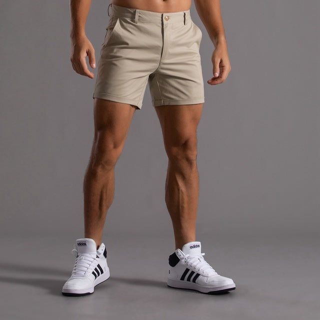 Short chino homme kaki, coupe mi-longue élégante, 100% coton, parfait pour un style décontracté et confortable en été.