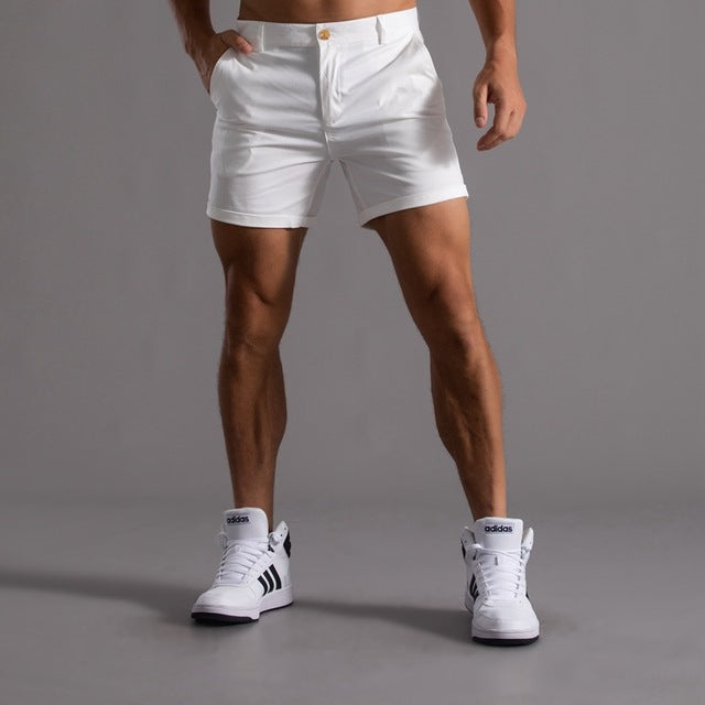 Short chino homme kaki, coupe mi-longue élégante, 100% coton, parfait pour un style décontracté et confortable en été.