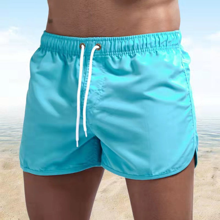 Short de bain homme bleu, tissu extensible, séchage rapide, vue avant, élégant et confortable pour plage ou piscine.