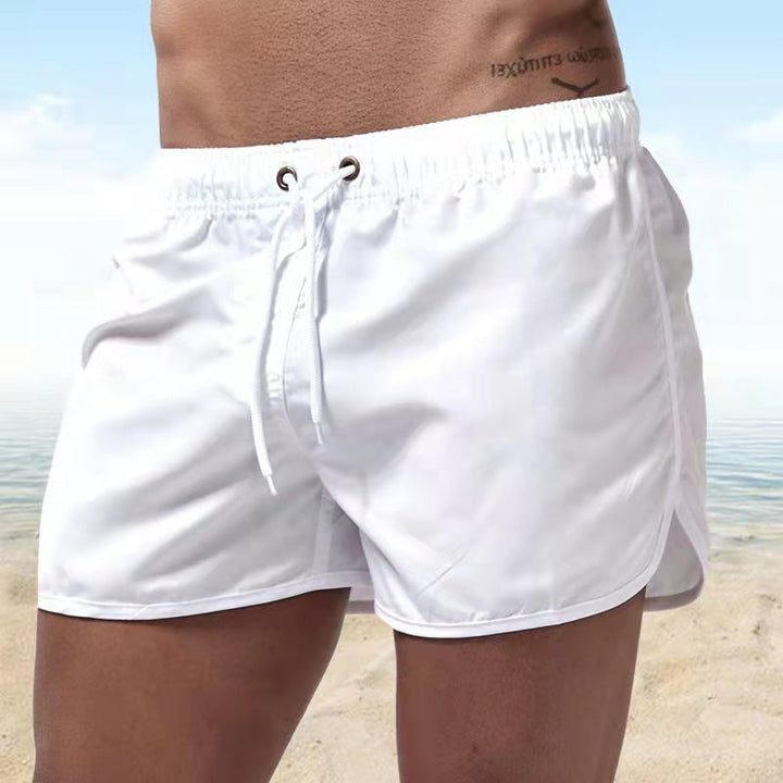 Short de bain homme bleu, tissu extensible, séchage rapide, vue avant, élégant et confortable pour plage ou piscine.