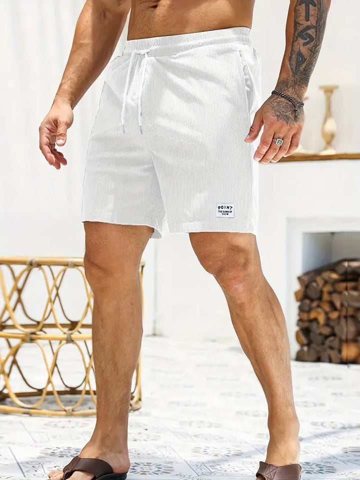 Short de bain homme coloré avec taille élastique et cordon, parfait pour la plage ou piscine, séchage rapide et élégant.