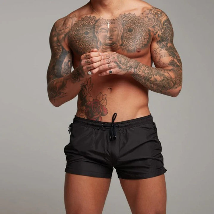 Short de bain homme séchage rapide et stretch, couleur jaune soleil, texture lisse, idéal pour plage et piscine.