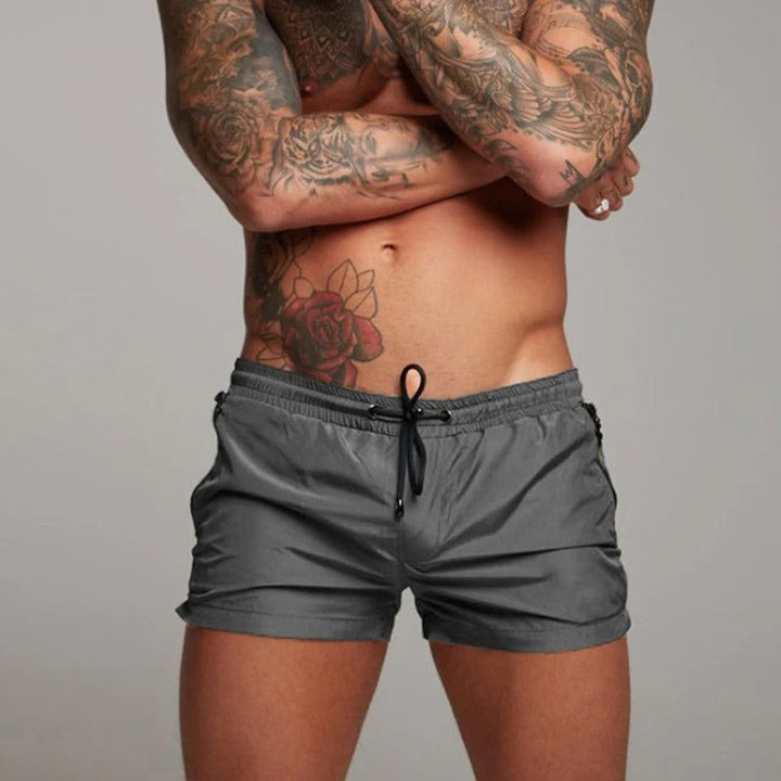 Short de bain homme séchage rapide et stretch, couleur jaune soleil, texture lisse, idéal pour plage et piscine.