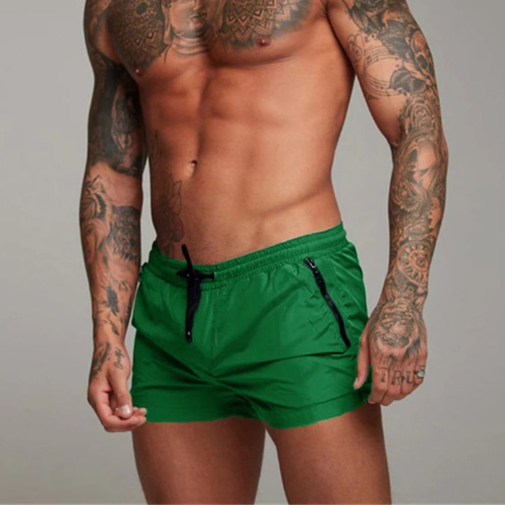 Short de bain homme séchage rapide et stretch, couleur jaune soleil, texture lisse, idéal pour plage et piscine.