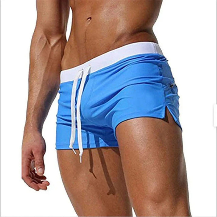"Short de bain homme séchage rapide, léger, cordon serrage, bleu vif, idéal pour plage, piscine et sports nautiques."