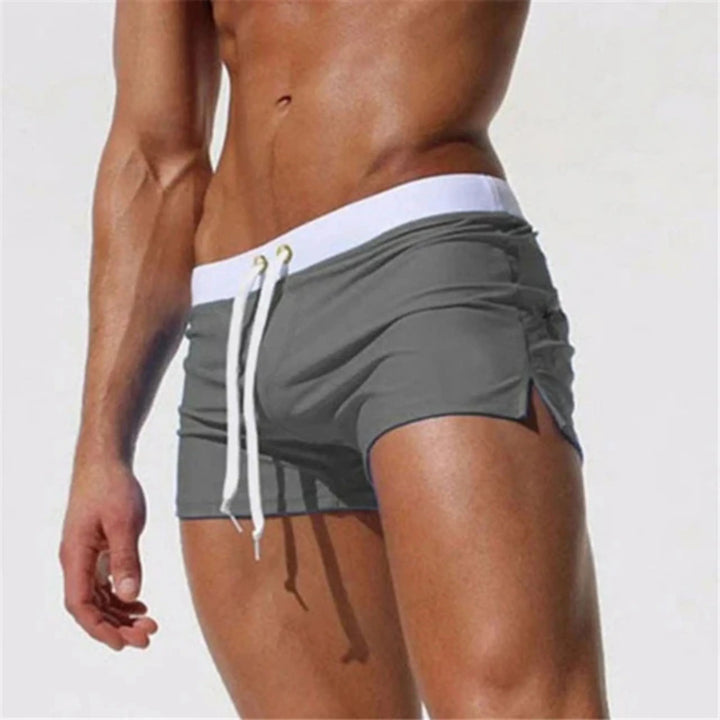 "Short de bain homme séchage rapide, léger, cordon serrage, bleu vif, idéal pour plage, piscine et sports nautiques."