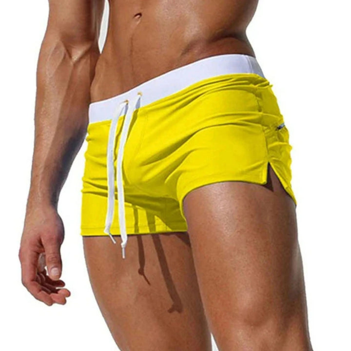 "Short de bain homme séchage rapide, léger, cordon serrage, bleu vif, idéal pour plage, piscine et sports nautiques."