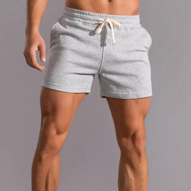 "Short d'été homme avec cordon, coupe moderne, tissu léger, couleur neutre, idéal pour plage et balades estivales."