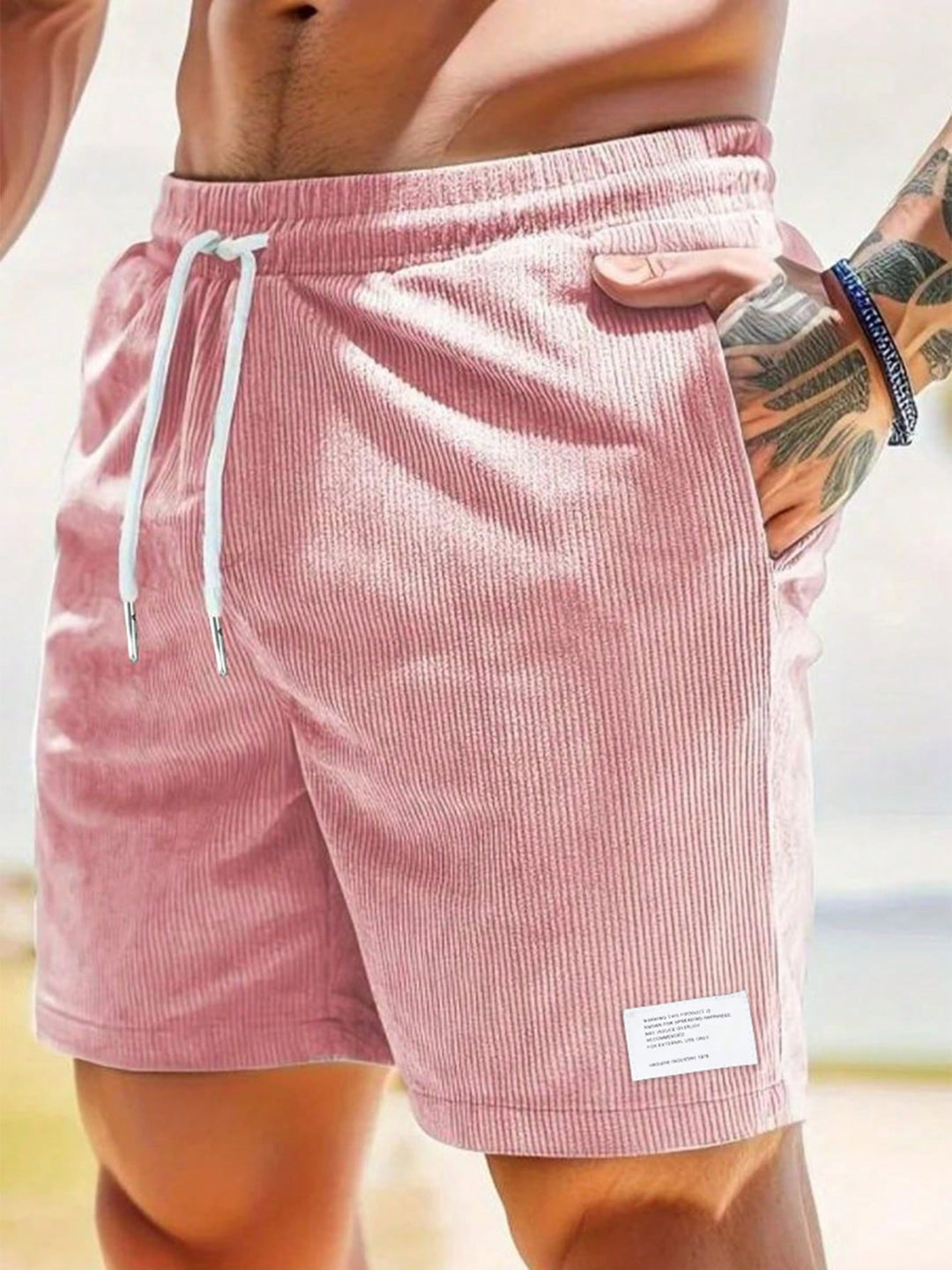 "Short en velours côtelé pour homme, coupe ample, couleur sombre, idéal pour l'été, alliant élégance et confort."