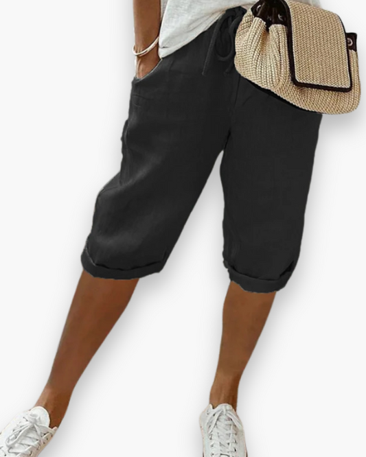 "Short femme léger en tissu respirant, coupe ample, vue frontale. Idéal pour un style estival décontracté et confortable."