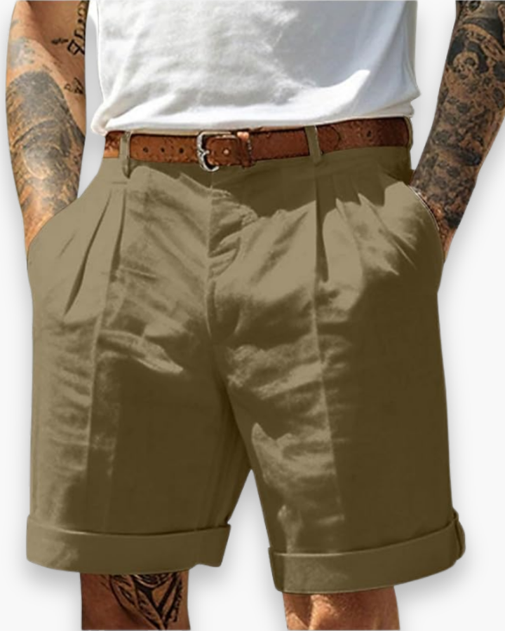 "Short homme élégant en tissu respirant, style classique, couleur neutre, idéal pour l'été et tenues décontractées."