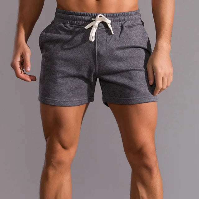 "Short homme Lucien en coton léger, style décontracté, avec poches latérales, idéal pour l'été."