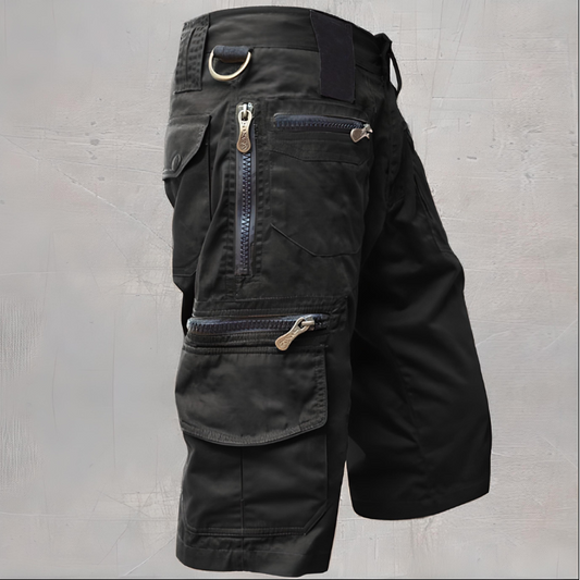 "Short tactique homme beige, style cargo, avec poches profondes et ceinture réglable, idéal pour activités extérieures."